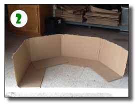 Abre la caja y usa los lados como una pared corto en el piso.