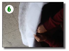 Coloque huata en cima del papel para que cubre el frente de la nevada. Deja la huata desconectada en el lado bajo para que parece más el nieve acumulado.